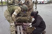 Katonák és egy civil az ukrajnai háborúban