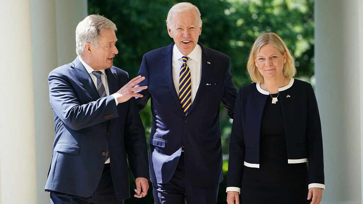 Finlandiya Cumhurbaşkanı Sauli Niinistö (solda), İsveç Başbakanı Magdalena Andersson (sağda) ile Beyaz Saray'da ABD Başkanı Joe Biden ile görüştü