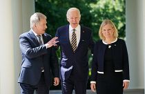 Finlandiya Cumhurbaşkanı Sauli Niinistö (solda), İsveç Başbakanı Magdalena Andersson (sağda) ile Beyaz Saray'da ABD Başkanı Joe Biden ile görüştü