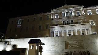 Το κτίριο της ελληνικής βουλής με το γράμμα G (Genocide)