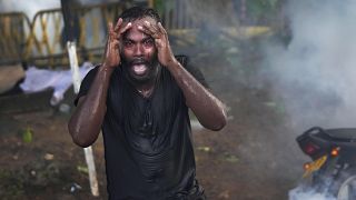 Полиция применила к протестующим слезоточивый газ. Коломбо, Шри-Ланка
