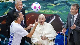 Papa Francisco, el presidente de Scholas Occurrentes José María del Corral y el centrocampista argentino,  Maxi Rodriguez