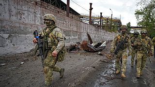 Ρώσοι στρατιώτες στο κατεστραμμένο εργοστάσιο Ίλιτς στην Μαριούπολη