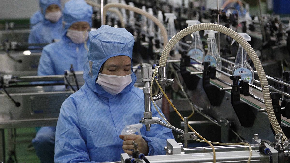 عمال مصنع ريونجاكسان للصابون في بيونج يانج بكوريا الشمالية