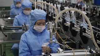 عمال مصنع ريونجاكسان للصابون في بيونج يانج بكوريا الشمالية