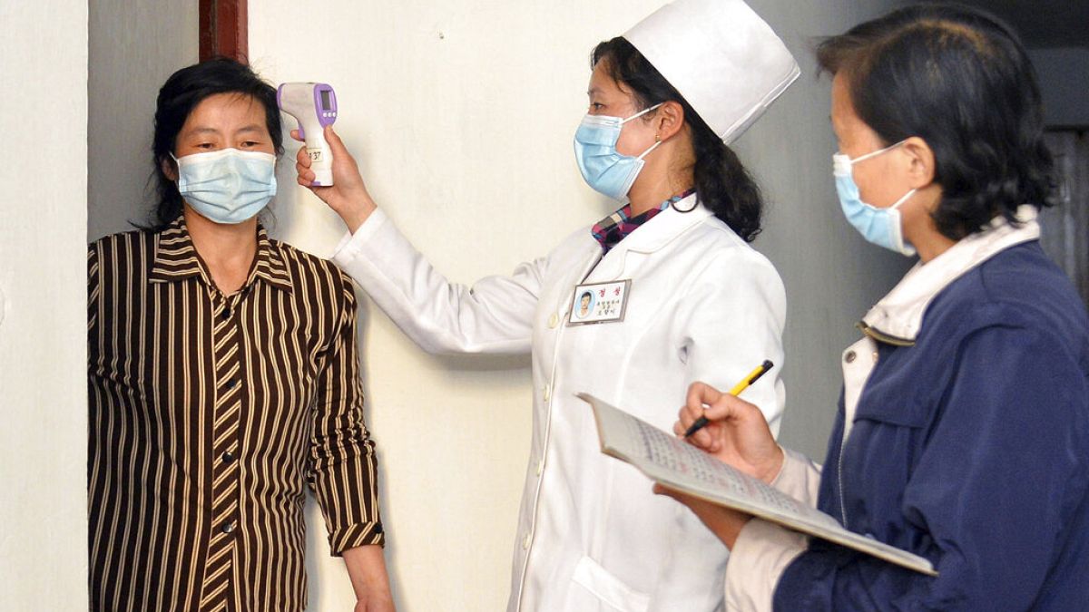 Phenjani beteget vizsgálnak a hatóságok az észak-koreai állami hírügynökség által közreadott képen