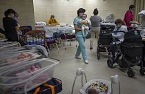 En el sótano, las enfermeras se ocupan de los recién nacidos. 20 de marzo de 2022
