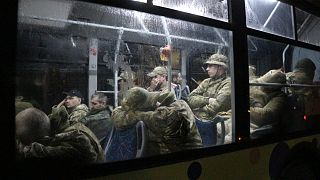 جنود أوكرانيون يغادرون مصنع آزوفستال في ماريوبول، الجمعة 19 مايو 2022