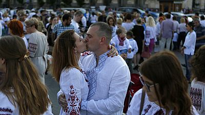 زوجان يرتديان الملابس الأوكرانية التقليدية أثناء الاحتفال - أرشيف 2015