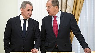Szergej Sojgu orosz védelmi miniszter (balra) Szergej Lavrov külügyminiszterrel beszélget.