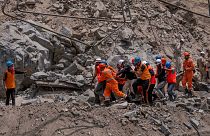 عمال الإنقاذ يحملون أحد العمّال المصابن جراء انهيار نفق في منطقة رامبان، جنوب سريناغار، كشمير التي تسيطر عليها الهند، 20 مايو 2022
