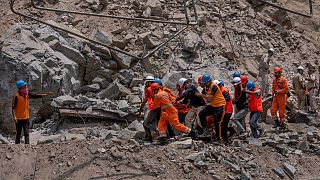 عمال الإنقاذ يحملون أحد العمّال المصابن جراء انهيار نفق في منطقة رامبان، جنوب سريناغار، كشمير التي تسيطر عليها الهند، 20 مايو 2022