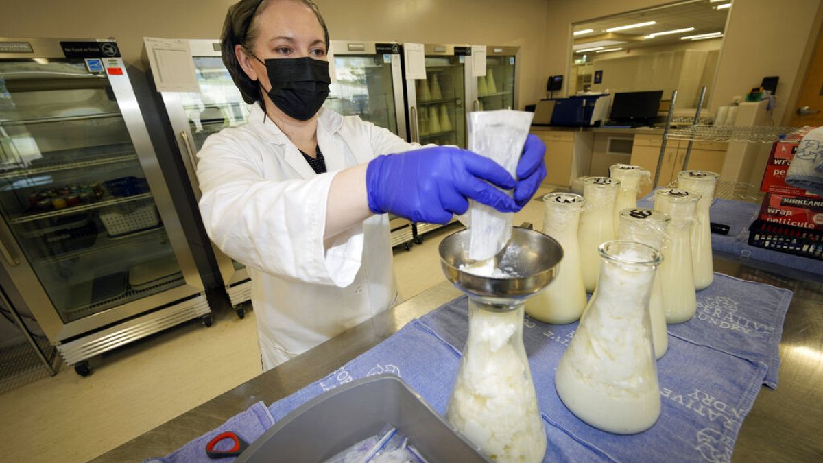 Rebecca Heinrich, Leiterin der Mothers' Milk Bank in Arvada, Colorado, verteilt gefrorene Muttermilch in Flaschen um, 13.05.2022