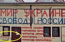 ÁRULÓ feliratot festettek a békét hirdető orosz boltos üzletére