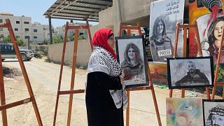سكان جنين يتجمعون في الموقع التذكاري للصحفية المغتالة شيرين أبو عاقلة.