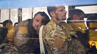 Ουκρανοί στρατιώτες μεταφέρονται με λεωφορεία από την Μαριούπολη μετά την παράδοσή τους