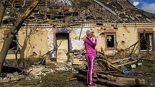 Una mujer contempla los destrozos de los bombardeos rusos