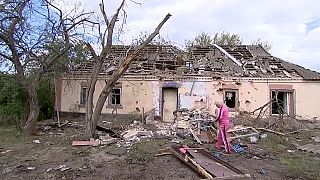 Iryna Martsyniuk devant sa maison bombardée à Velyka Kostromka, Ukraine.