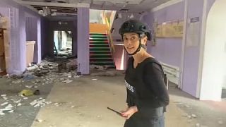Η Ανελίζ Μπόρζες σε βομβαρδισμένο κτίριο στη νότια Ουκρανία