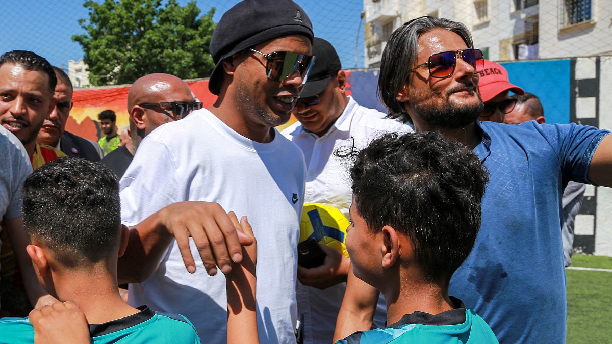 نجم كرة القدم البرازيلي السابق رونالدينيو يزور تونس.