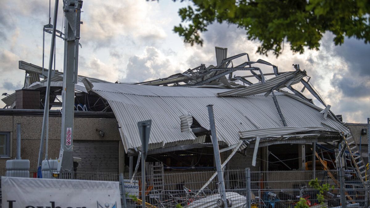 El techo de un concesionario de maquinaria de construcción hundido tras el paso del tornado por Paderborn, Alemania