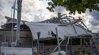 El techo de un concesionario de maquinaria de construcción hundido tras el paso del tornado por Paderborn, Alemania