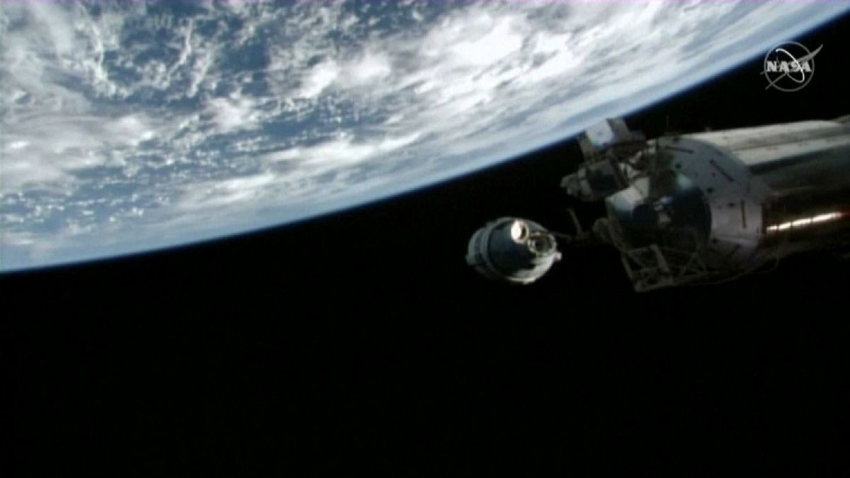 Cápsula Starlink aproximándose a la Estación Espacial Internacional con la Tierra de fondo