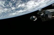Cápsula Starlink aproximándose a la Estación Espacial Internacional con la Tierra de fondo