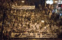 Демонстранты идут маршем в Монтевидео в память о тех, кто пропал без вести при военной диктатуре, правившей Уругваем в 1970-х и 80-х годах.
