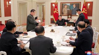 El líder norcoreano Kim Jong-un con los miembros de su gabinete. Pioyang, Corea del Norte
