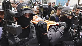 مسلحون من حركة الجهاد الإسلامي يحملون الفتى الفلسطيني أمجد الفايد إلى مثواه الأخير بعد مقتله برصاص إسرائيلي في مخيم جنين