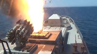 صورة من فيديو نشرته وزارة الدفاع الروسية لعملية إطلاق صواريخ من البحر