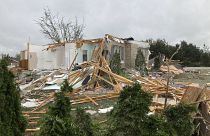 دمر الإعصار أسطح منازل كثيرة في بلدة غيلورد، وقلب الهواء السيارات