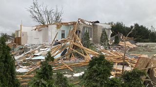 دمر الإعصار أسطح منازل كثيرة في بلدة غيلورد، وقلب الهواء السيارات 