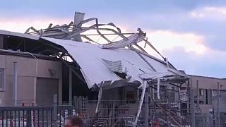 A tornádó által megrongálódott épület Németországban.