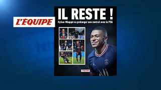 Kylian Mbappé en une du quotidien sportif français "L'Equipe" qui annonce qu'il reste au PSG