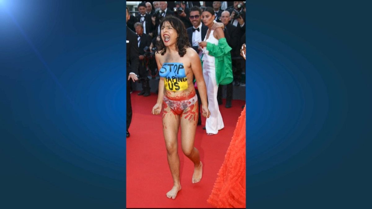 Eine Femen-Aktivistin protestiert auf dem roten Teppich in Cannes gegen sexuelle Gewalt an ukrainischen Opfern