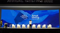 Des personnes travaillent sur la scène principale du Forum économique mondial à la veille de l'événement à Davos, en Suisse, samedi 21 janvier 2022. 