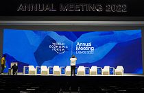 Des personnes travaillent sur la scène principale du Forum économique mondial à la veille de l'événement à Davos, en Suisse, samedi 21 janvier 2022.