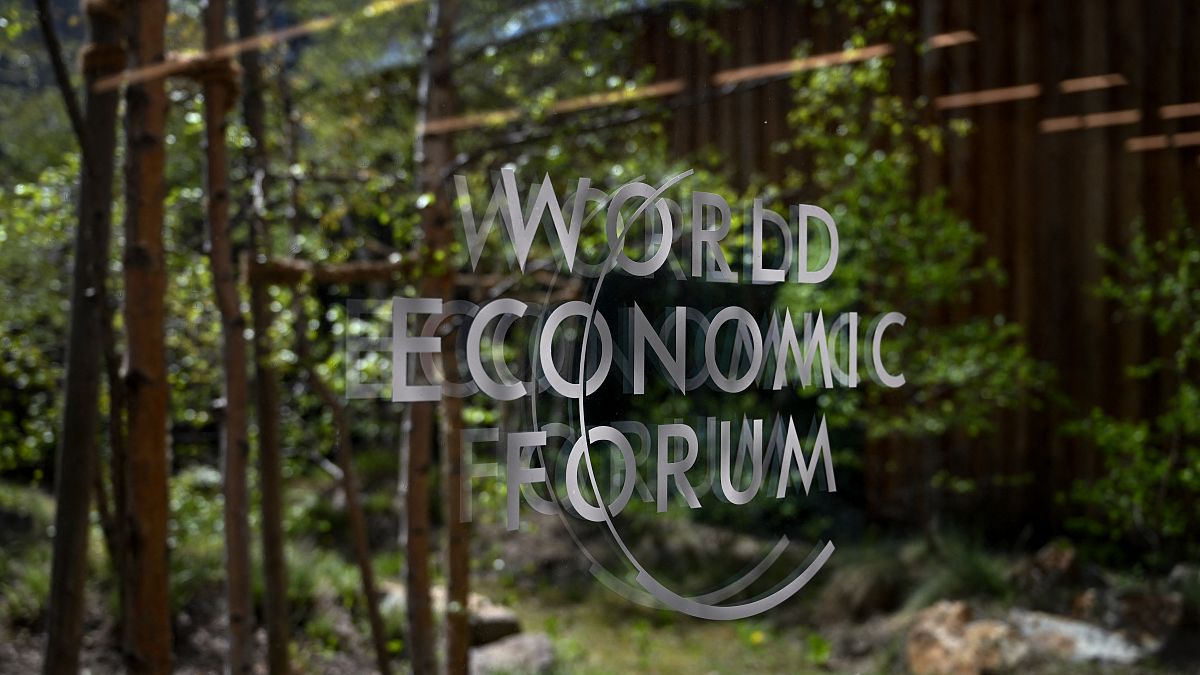 A Világgazdasági Fórum felirata a kongresszusi központban a Világgazdasági Fórum éves találkozója előtt Davosban 2022. május 21-én