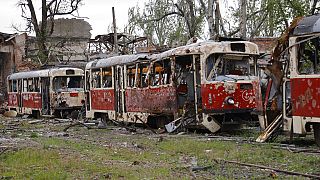 Tranvías destruidos en Mariúpol, Ucrania