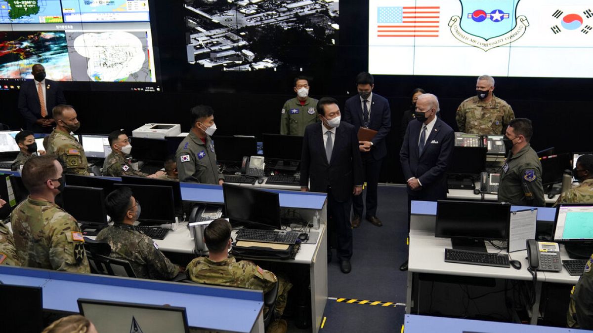 Joe Biden amerikai elnök egy Szöülhoz közeli katonai bázison