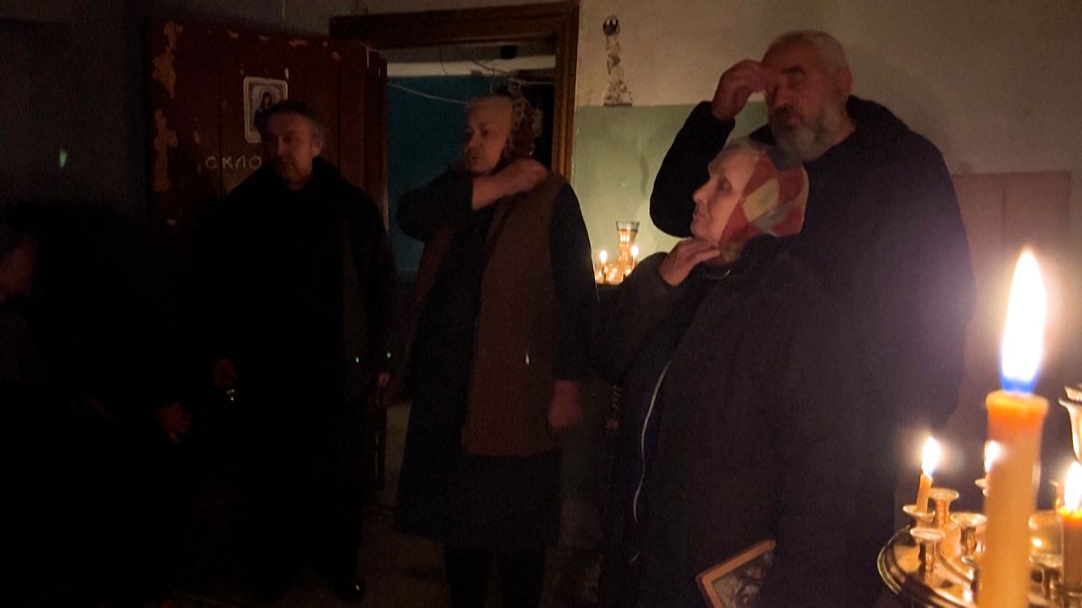 مراسم عشای ربانی در زیرزمین کلیسا در اوکراین