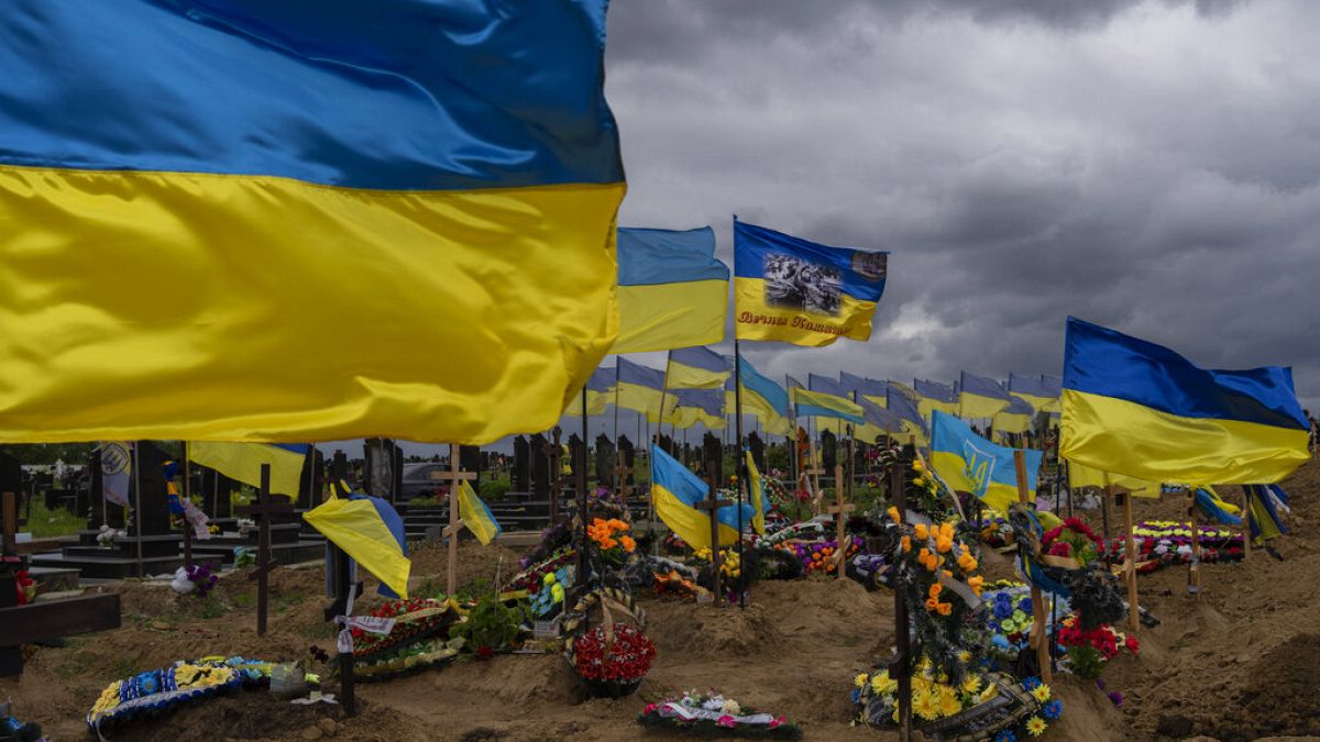 Un cementerio cubierto de banderas ucranianas