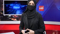 Une présentatrice de télévision afghane entièrement voilée