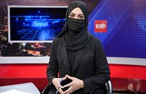 Une présentatrice de télévision afghane entièrement voilée