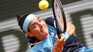 La tunisienne Ons Jabeur joue un coup contre la polonaise Magda Linette lors de leur match du premier tour du tournoi de tennis de Roland Garros à Paris, dimanche 22 mai 2022