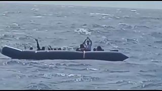 Una balsa con migrantes al noreste de la isla de Rodas