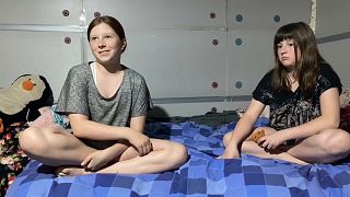 Alina y Kristina en el sótano donde viven desde hace tres meses, Mikolaiv, Ucrania, 22/5/2022