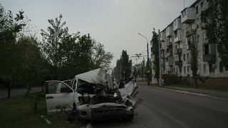Une voiture endommagée après une attaque russe à Severodonetsk, dans la région de Lougansk, en Ukraine, le vendredi 13 mai 2022.